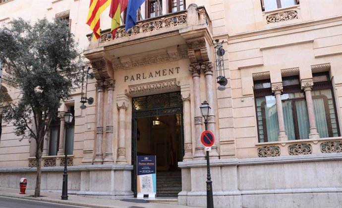 La fachada del Parlament en la calle Conquistador.