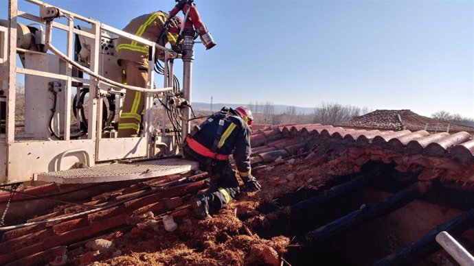 Efectivos de Bomberos de la Diputación de Teruel sofocan un incendio en una vivienda en Monreal del Campo.