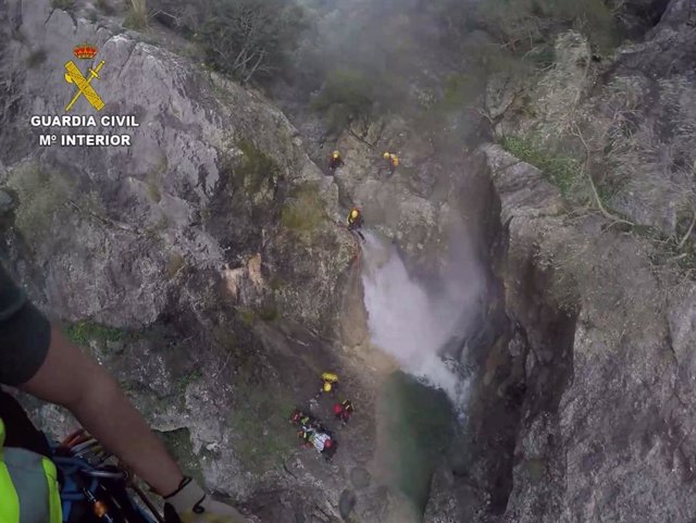 Rescate de la Guardia Civil a una mujer que se fracturó el tobillo mientras practicaba barranquismo en el torrent solleric