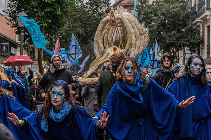 El moviment Extinction Rebellion s'ha manifestat aquest diumenge a Madrid amb una marxa per "els oceans morts".