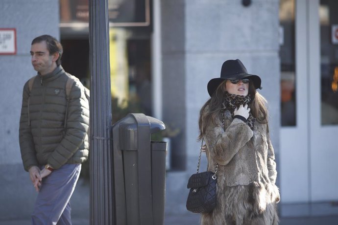 Una dona passeja per Madrid molt abrigada per protegir-se del fred.