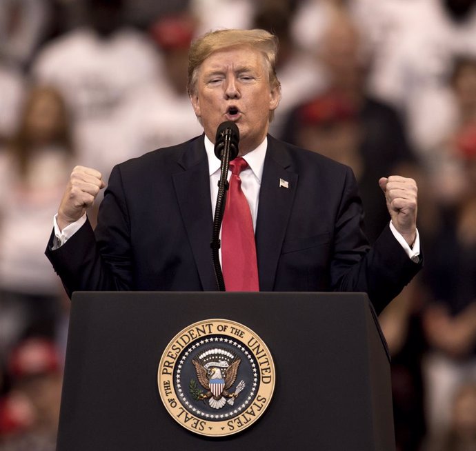 EEUU.- Trump saca al escenario en un acto de campaña a dos militares que indultó