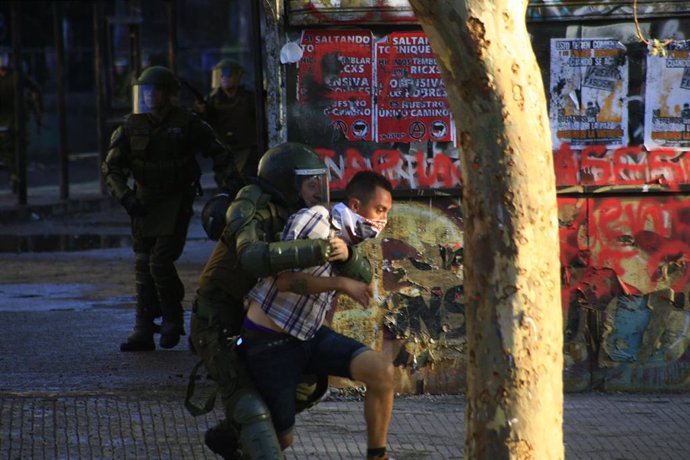 Protestas y nueva jornada de disturbios en Plaza Italia, Santiago