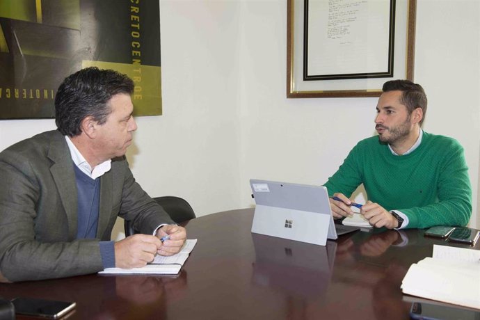 El vicepresidente segundo de la Diputación de Cádiz, Mario Fernández, y el secretario provincial de COAG, Miguel Pérez, en la firma del acuerdo de colaboración.