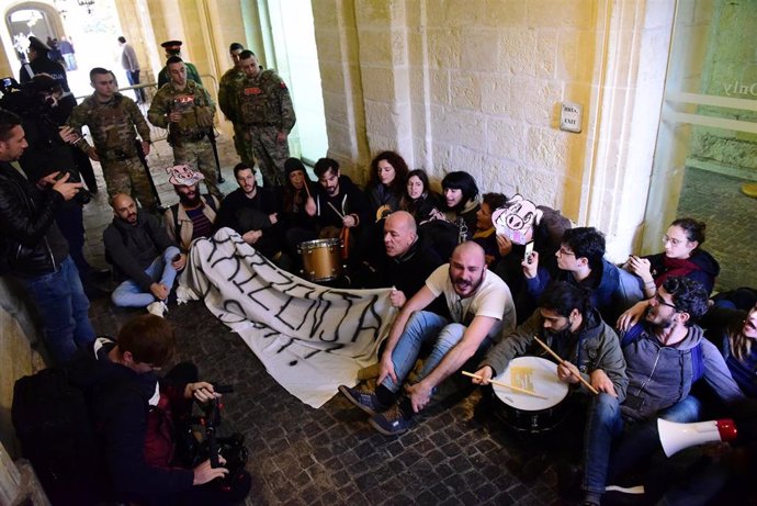 Activistas realizan una sentada en el interior del edificio que alberga la oficina del primer ministro de Malta