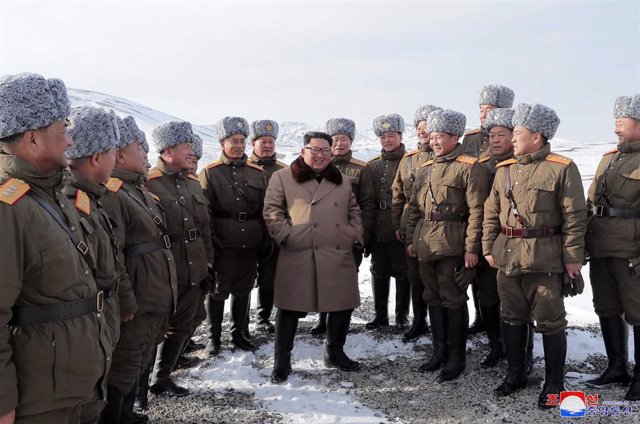 Kim Jong Un rodeado de militares en su visita al monte Paektu