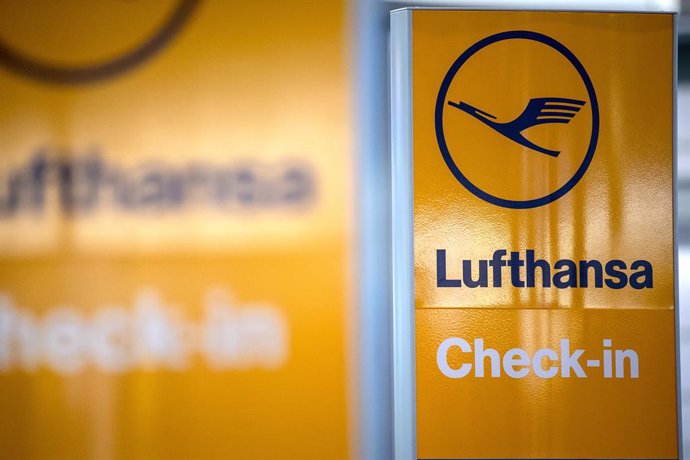 FILED - 07 November 2019, Lower Saxony, Hanover: A sign points to a Lufthansa check-in counter. At midnight, a 48-hour strike by Lufthansa flight attendants has begun. Lufthansa and cabin crew union Ufo reached an agreement on Tuesday to prevent further