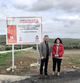 El delegado de Agricultura e Infraestructuras Rurales de la Diputación de Córdoba, Francisco Ángel Sánchez, ha hecho entrega este fin de semana a la alcaldesa de Benamejí, Carmen Lera, de las obras de mejora realizadas en el camino rural De la Silera.
