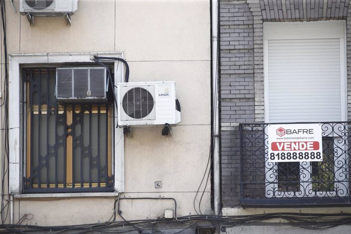 Cartel de 'se vende' en el balcón de un piso de un edificio de Madrid.