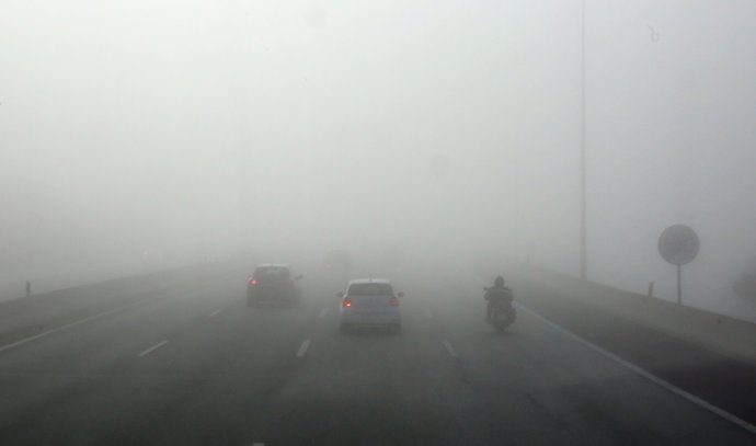 Niebla en la carretera, carreteras, tráfico, coches, vehículos