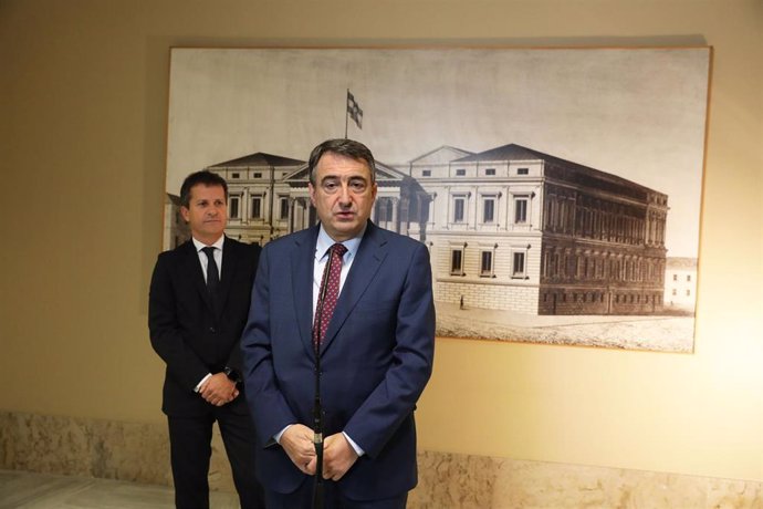Foto de archivo de los portavoces del PNV (Partido Nacionalista Vasco) en el Congreso de los Diputados, Jokin Bildarratz(i) y Aitor Esteban (d).