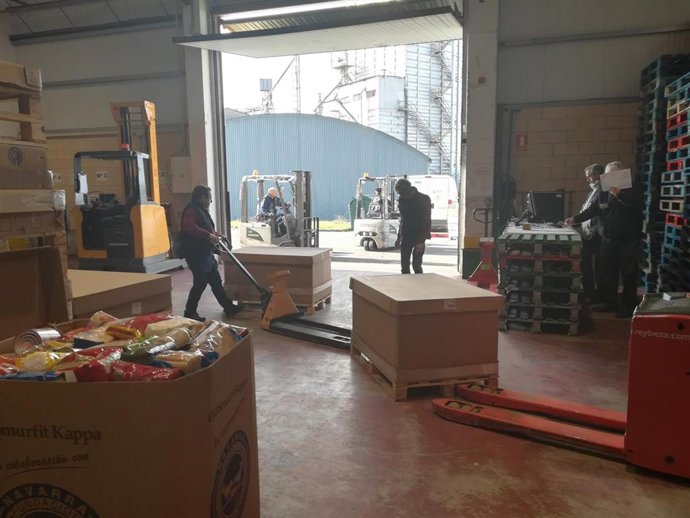 Voluntarios en la sede del Banco de Alimentos de Navarra