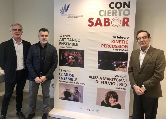 El director general del Instituto de las Industrias Culturales y las Artes, Juan Antonio Lorca, presentó el ciclo 'Con-cierto sabor' con el responsable del Auditorio regional, Antonio Contreras, y el programador José Francisco Burgos