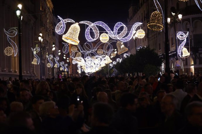 Imagen de Sevilla con la iluminación navideña, una de las tres poblaciones andaluzas que acogerá la campaña de 'regalos extraviados' de la Fundación Intermundial. 