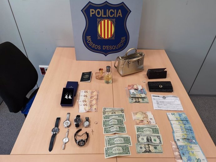 Los objetos y el dinero decomisado por la policía en el registro del piso de Barcelona a una banda dedicada a robos.