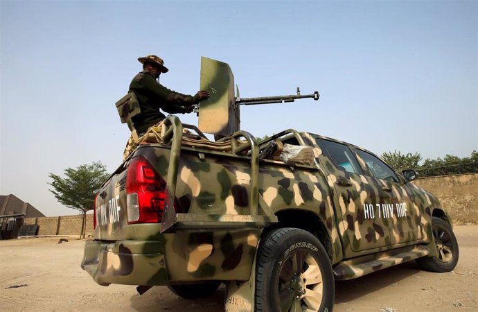 Un soldado nigeriano en un vehículo blindado