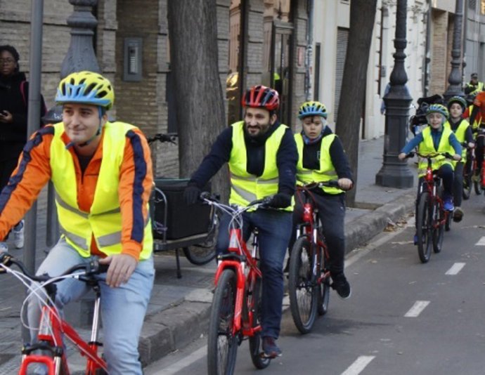El conseller de Educación, Cultura y Deporte, Vicent Marz, participa con el alumnado del CEIP Cervantes de Valncia en una sesión práctica de 'Aula Ciclista'