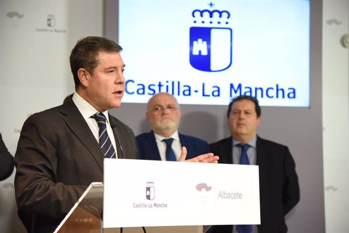 El presidente de C-LM, Emiliano García-Page, tras la celebración de la reunión de la Comisión de Seguimiento de las obras del hospital de Albacete