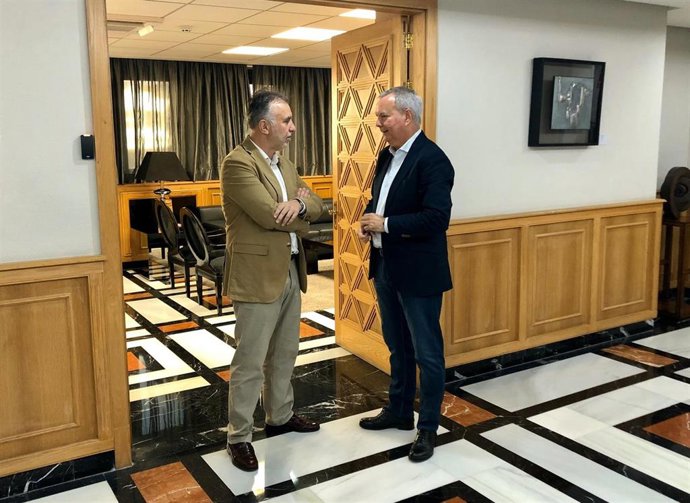 El presidente de Canarias, Ángel Víctor Torres, charla con el consejero de Obras Públicas, Transportes y Vivienda del Gobierno de Canarias, Sebastián Franquis