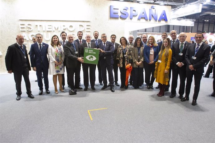 Firma del compromiso de la banca para cumplir los Acuerdos de París. En la foto, representantes de los bancos firmantes, la AEB, la CECA y el ICO.