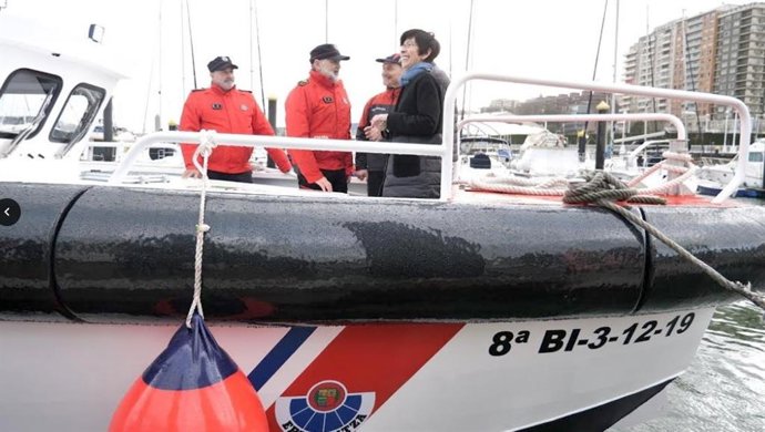 Consejera Estefanía Beltrán de Heredia en una nueva barca de la Ertzaintza en Santurtzi