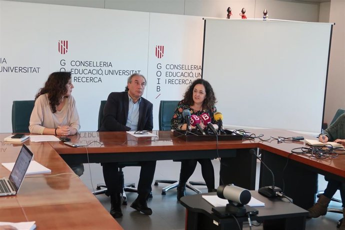 Martí March (centro) presenta la memoria de Convivxit del curso 2018-2019.