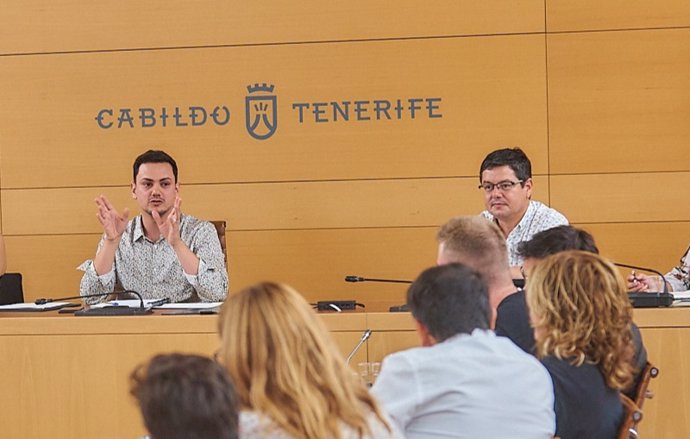 El consejero de Particiiación Ciudadana y Diversidad del Cabildo de Tenerife, Nauzet Gugliotta (i)