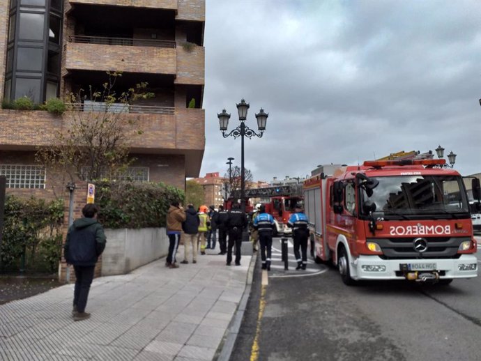 Sucesos.- Desalojan un edificio de la calle Mieres de Oviedo por un incendio en 