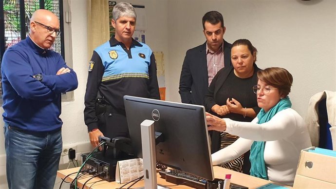 Los concejales Florentino Guzmán y Ana Delia Darias, en una visita al servicio de asistencia a la mujer de la Policía Local