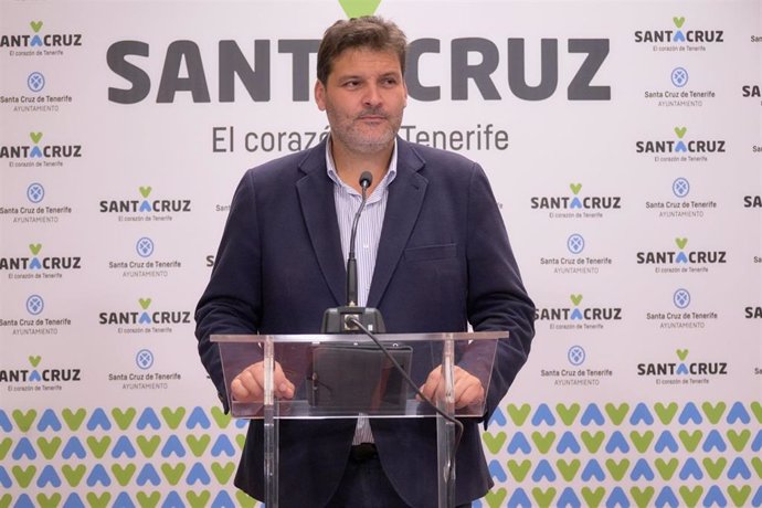 El concejal del distrito Ofra-Costa Sur, José Ángel Martín, en rueda de prensa