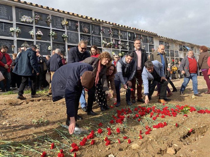 La diputada de Adelante Andalucía y portavoz del Grupo Parlamentario en materia de Memoria Histórica, Ana Naranjo, y la ciceportavoz de IU en el Ayuntamiento de Córdoba, Alba Doblas