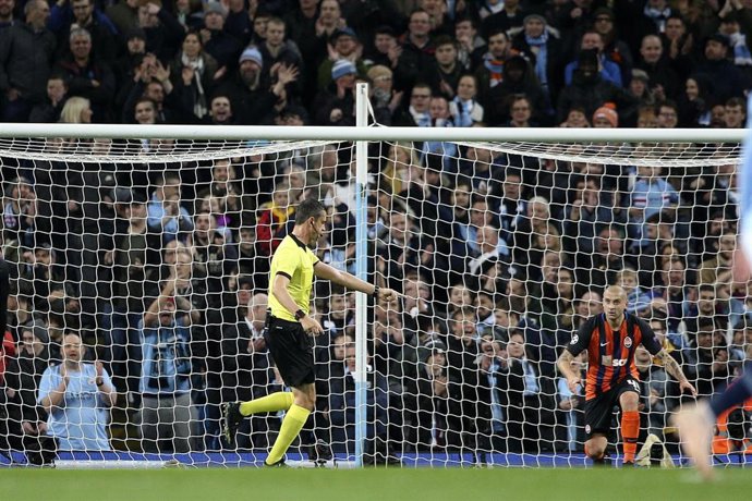 Viktor Kassai arbitrando en la Champions