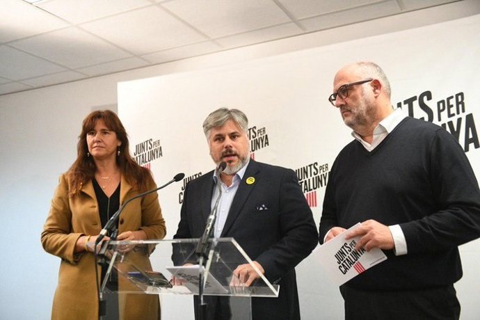 La portaveu de JxCat al Congrés dels Diputats, Laura Borrs, i els diputats del Parlament Albert Batet i Eduard Pujol.