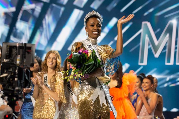 08 December 2019, US, Atlanta: Zozibini Tunzi (C), Miss South Africa 2019, is crowned as Miss Universe 2019 at the end of The Miss Universe beauty Competition at Tyler Perry Studios. Photo: -/Miss Universe Organization via ZUMA Wire/dpa