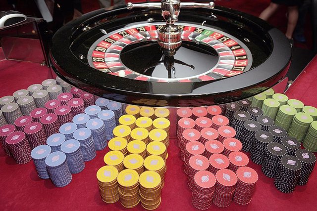 Recurso de ruleta y fichas en un casino