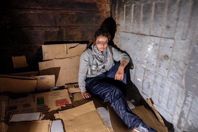 La mujer inmigrante que duerme en un contenedor fuera del CETI de Melilla