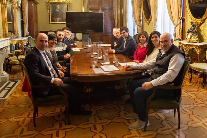 El vicepresidente Aierdi y el consejero Ayerdi junto al alcalde de Estella, Gonzalo Fuentes, y resto de autoridades locales en la reunión