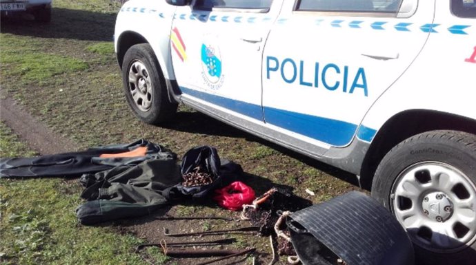 La Policía Autonómica y Gardacostas intervienen percebe extraído de forma furtiva en A Coruña.