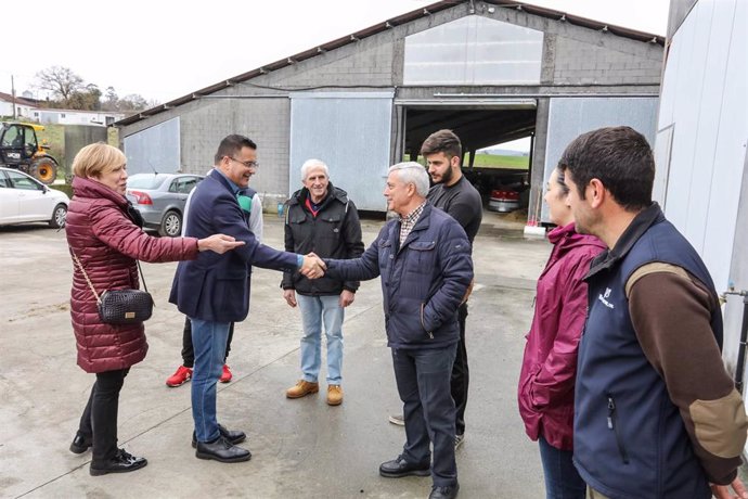 El conselleiro do Medio Rural, José González, visita la explotación Gandaría Bello SC, en Trazo (A Coruña).