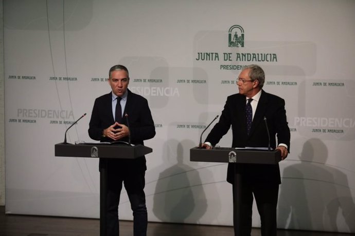 Imagen de archivo del consejero de la Presidencia, Elías Bendodo, junto al consejero de Economía, Rogelio Velasco, en una rueda de prensa tras el Consejo de Gobierno. 