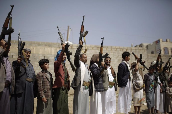 Yemen.- Los huthis abren juicio en Yemen contra diez periodistas detenidos en 20