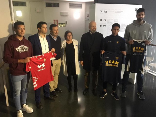 Jornada donación de sangre en el Hospital Mesa del Castillo de Murcia en la que participan representantes,  jugadores y directivos del Real Murcia, Ucam CB Murcia y Ucam Murcia CF