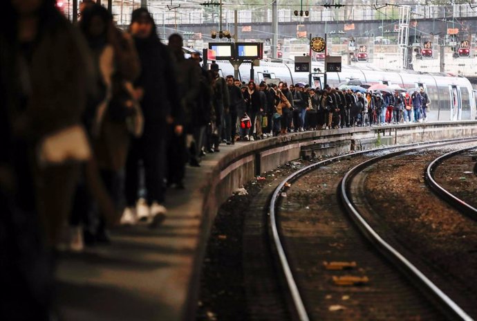 Huelga indefinida de transportes contra la reforma de las pensiones. Estación de Saint-Lazare de París