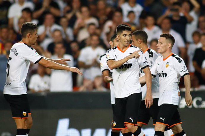 Carlos Soler celebra un gol del Valencia