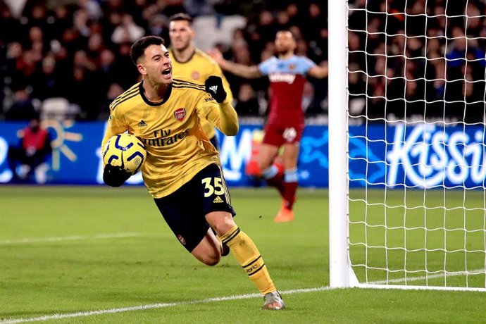 El jugador del Arsenal Gabriel Martinelli celebra un gol contra el West Ham United