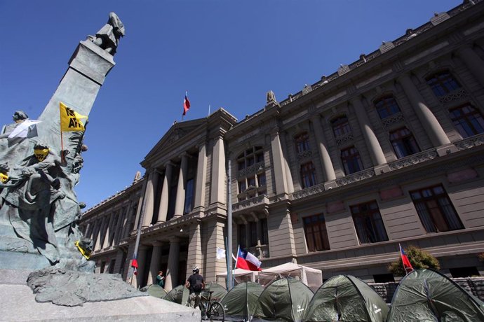 Acampada de protesta frente al Congreso y el Palacio de Tribunales de Santiago de Chile