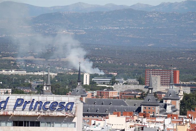 Contaminación en Madrid.  Estado del cielo en la ciudad -con humo- en las inmediaciones de Plaza de España.