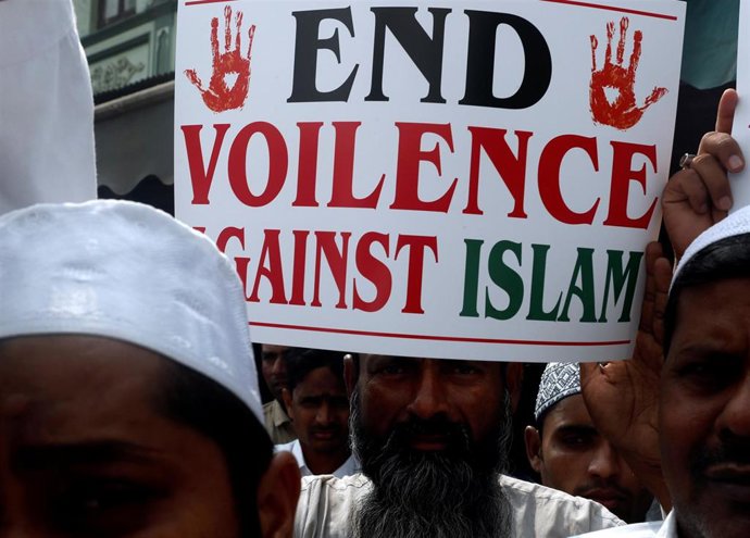 Hombres protestan en Bomabycontra los ataques a la comunidad musulmana.