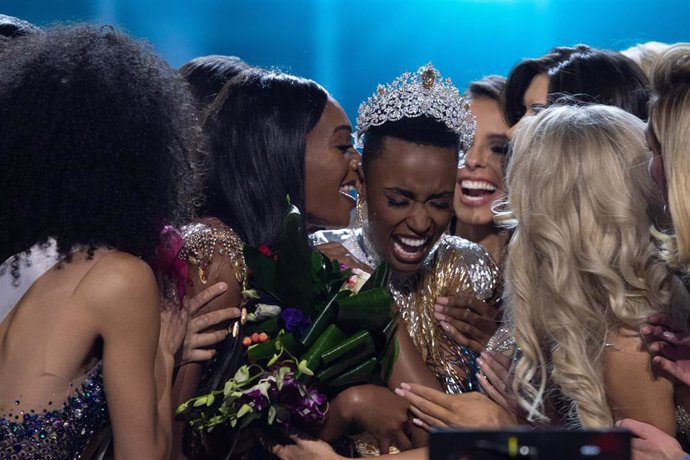 08 December 2019, US, Atlanta: Zozibini Tunzi (C), Miss South Africa 2019, is crowned as Miss Universe 2019 at the end of The Miss Universe beauty Competition at Tyler Perry Studios. Photo: -/Miss Universe Organization via ZUMA Wire/dpa