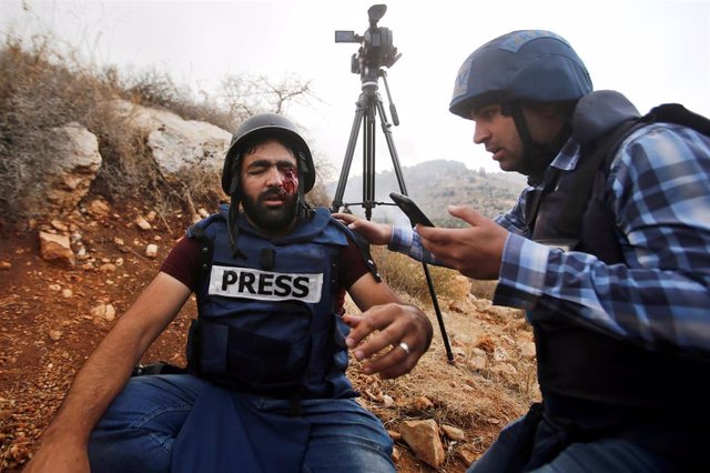 Periuodista palestino herido en un ojo durante las protestas por la ocupación israelí de Cisjordania.